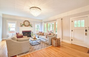 Una televisión, una chimenea, libros