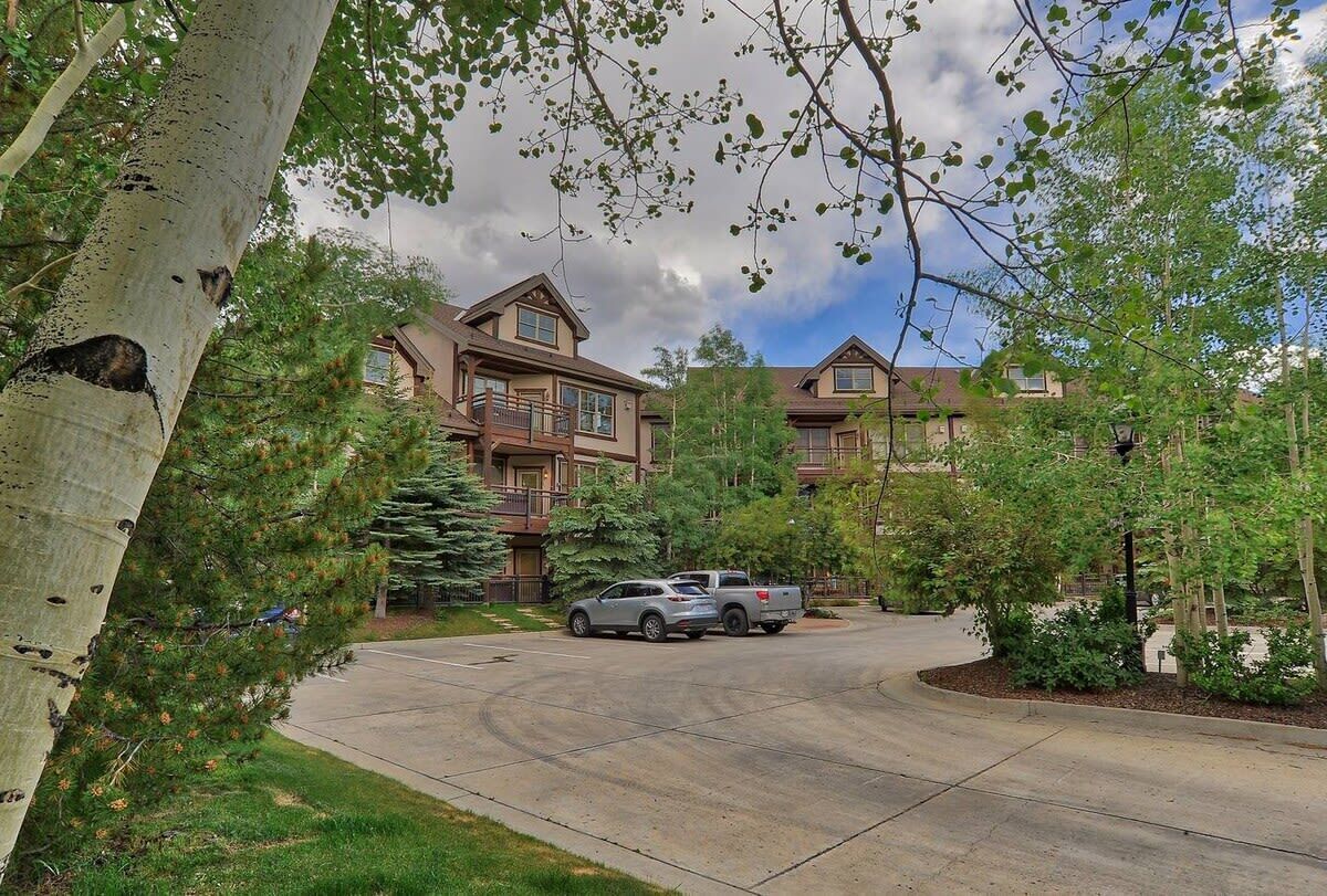 Corral Hideaway - Hot Tub & Steps from Downtown!