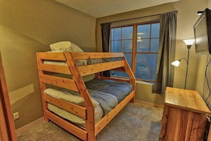 2 bedrooms, desk, travel cot, WiFi