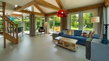 Fernseher, Kamin, Stereoanlage