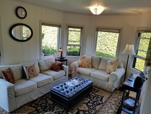 Smart TV, fireplace, DVD player, books - Charming Cottage Walking Distance to Everything (Santa Barbara)