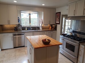 Fridge, microwave, oven, stovetop - Charming Cottage Walking Distance to Everything (Santa Barbara)