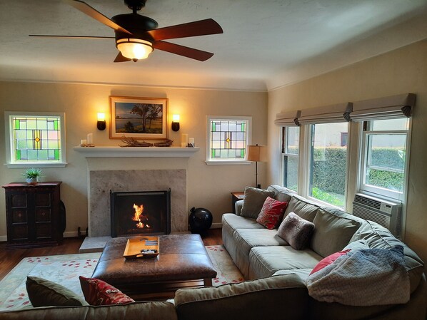 Smart TV, fireplace, DVD player, books - Charming Cottage Walking Distance to Everything (Santa Barbara)