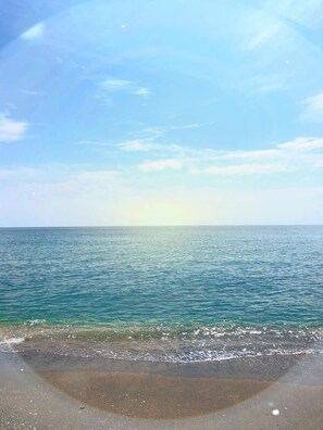 Plage, chaises longues, serviettes de plage