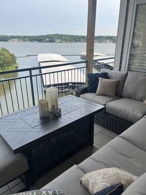 Smart TV, fireplace, DVD player, books