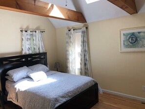 5 bedrooms, desk, iron/ironing board, WiFi