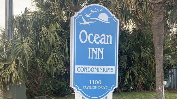 Placa do Ocean Inn Condominiums, localizado na Avenida Pavilion, número 1100.
