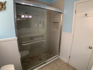 Bañera con ducha, secador de pelo, toallas, jabón