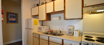 Isle of Palms One Bedroom Condo 1/2 block Front Beach fun