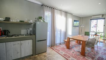 Kühlschrank, Mikrowelle, Herdplatte, Wasserkocher mit Kaffee-/Teezubehör