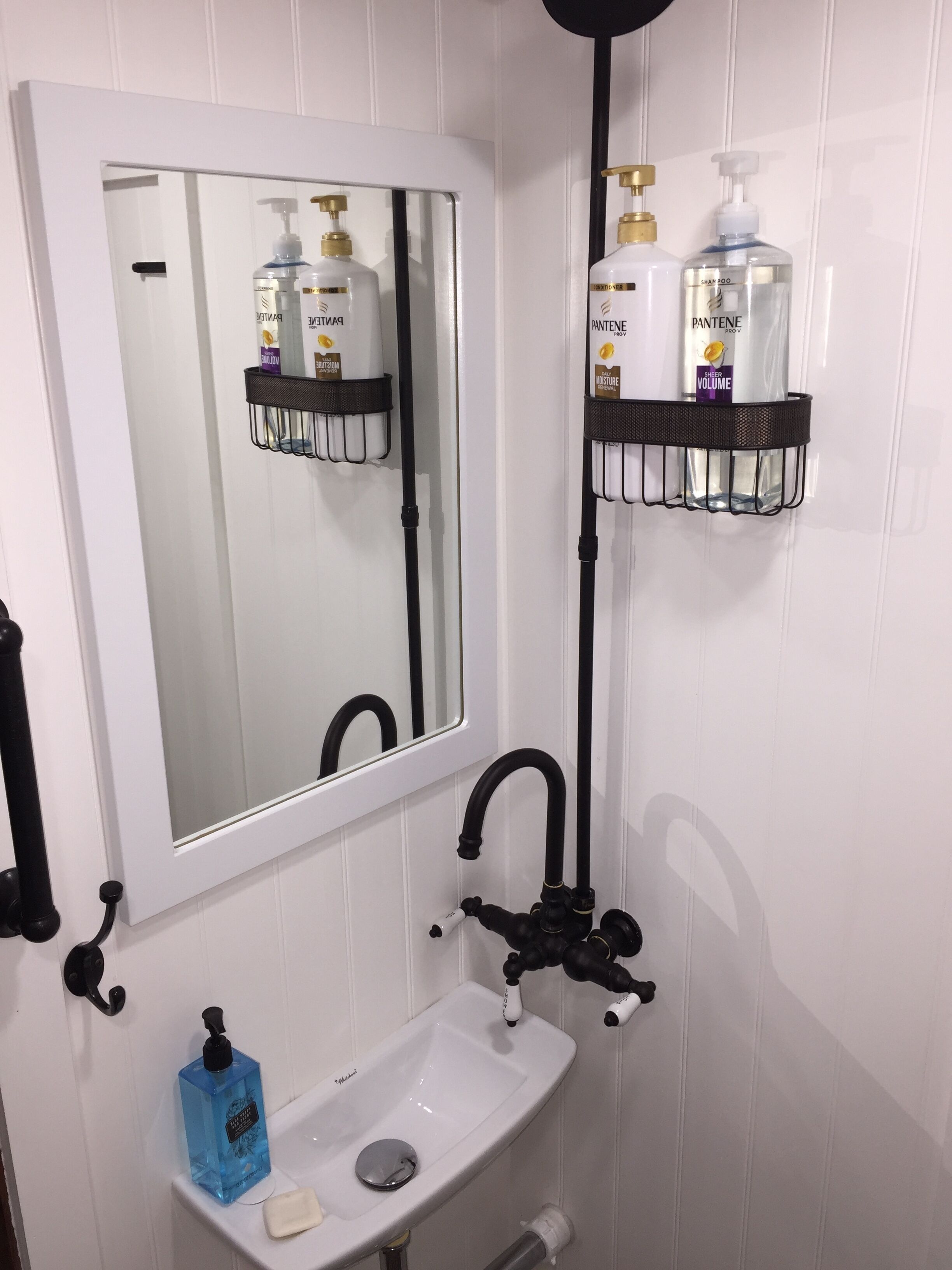 Ducha, secador de pelo, bidé y toallas