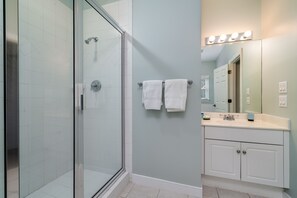 Badewanne, Whirlpool, Haartrockner, Handtücher