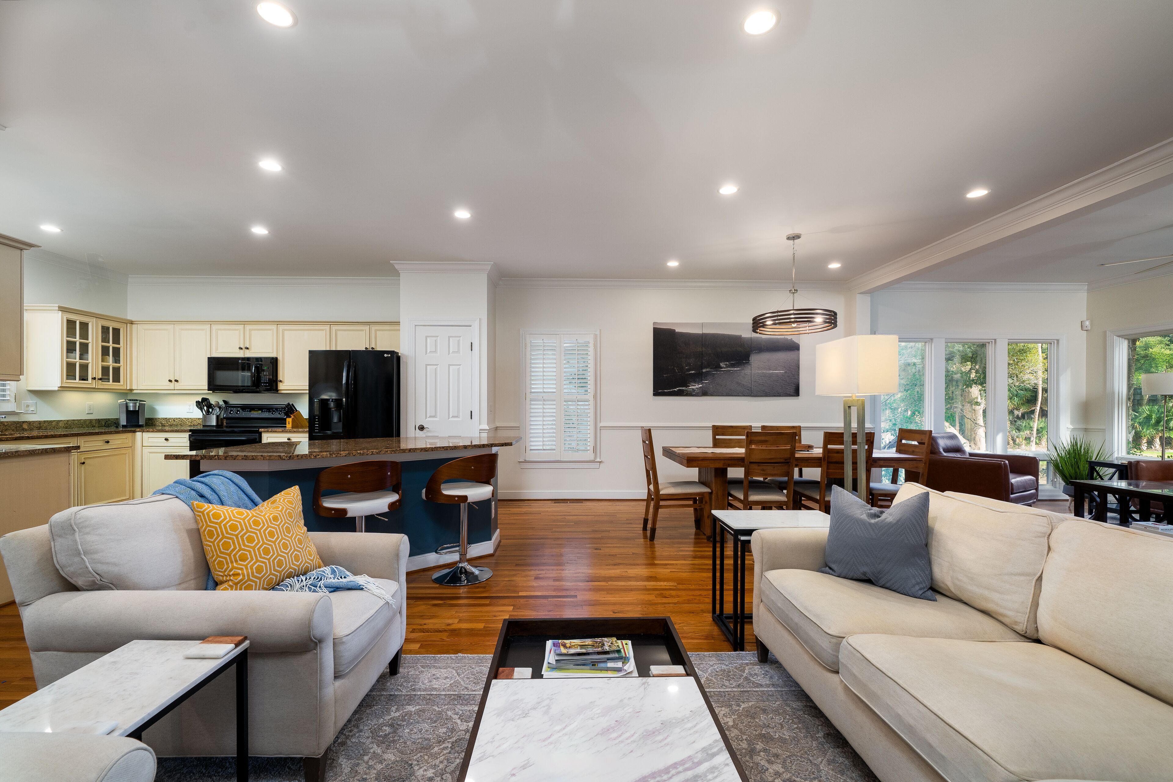 Fernseher, Kamin, Tischtennisplatte