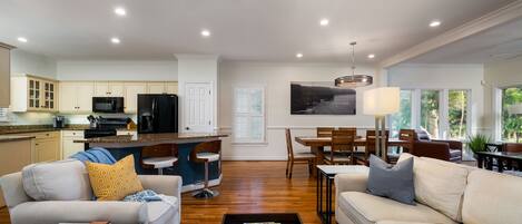 Fernseher, Kamin, Tischtennisplatte