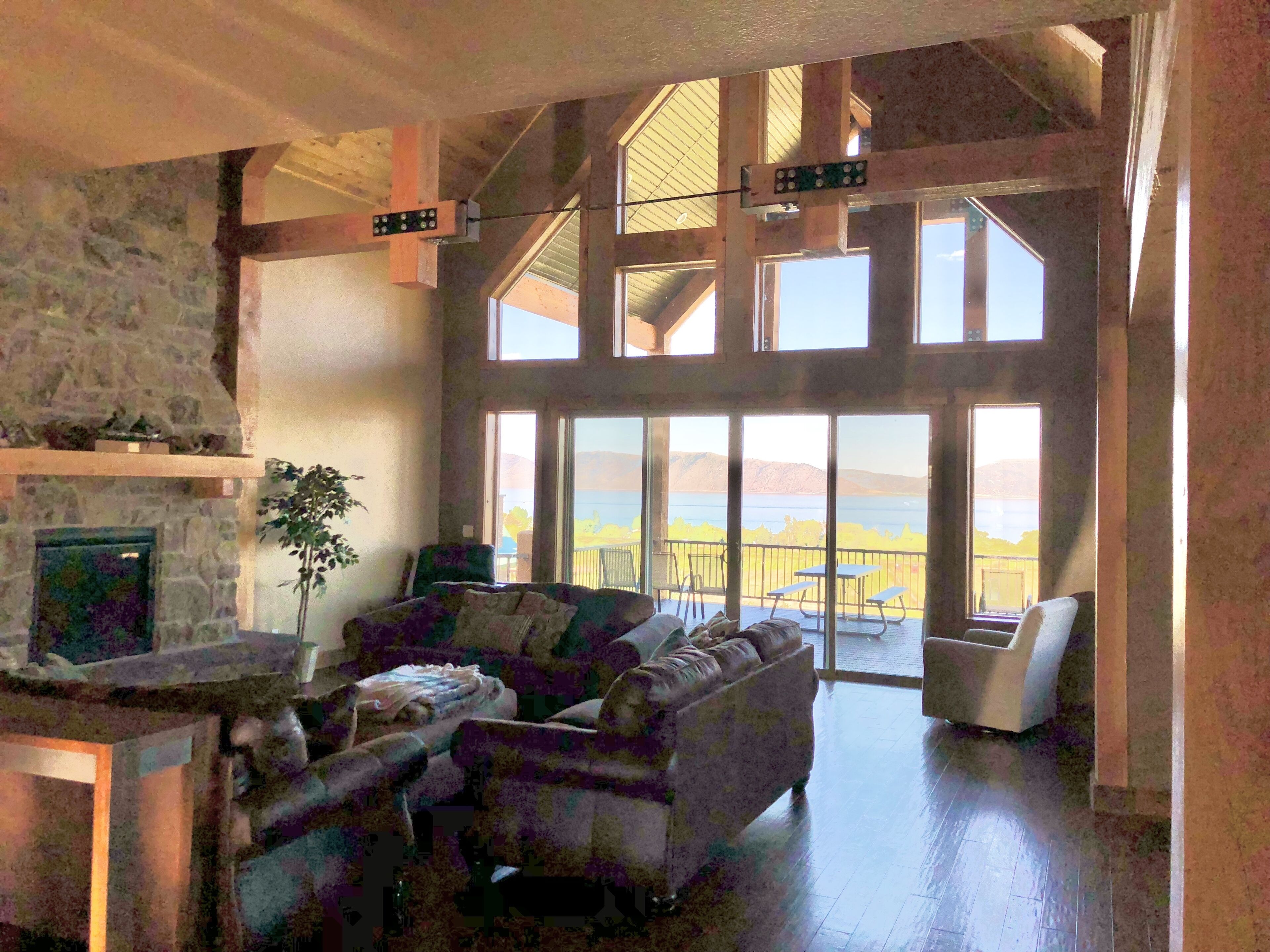 Älytelevisio, takka, pöytäjalkapallopöytä, pöytätennispöytä