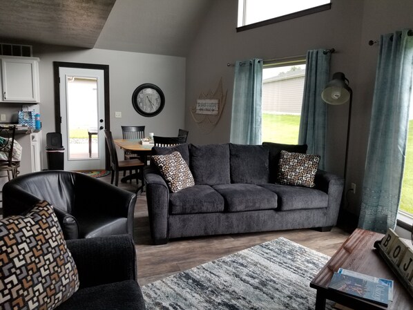 Flat-screen TV, Hulu, DVD player, streaming services