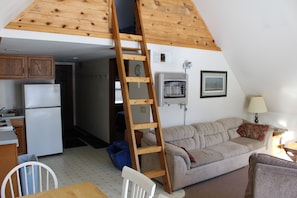 TV - Adorable A-Frame Cabin 1 (Munising)