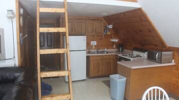 Refrigerador, microondas, parrilla de estufa y cafetera y tetera