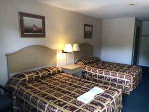 Enkeltrom – basic | Individuelt dekorert, individuelt innredet og skrivebord