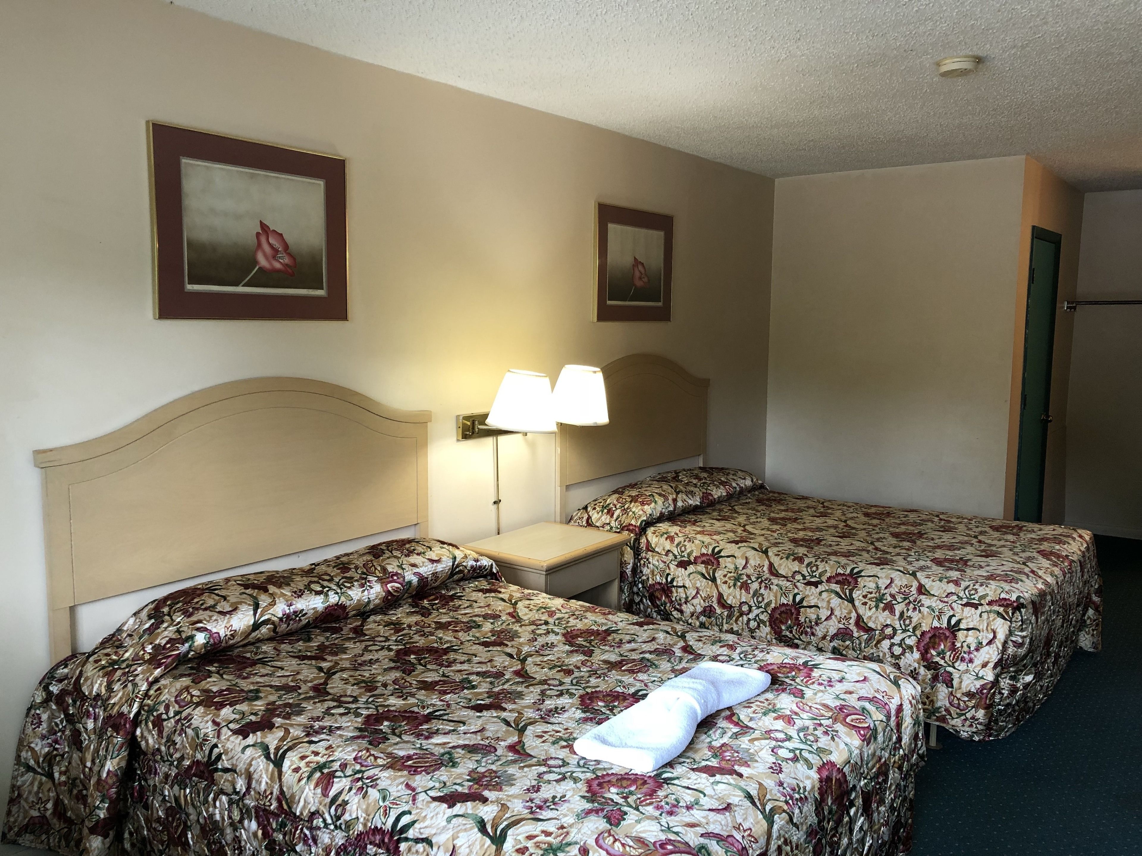 Basic enkelrum | Individuell inredning, unika möbler, skrivbord och mörkläggningsgardiner