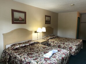 Enkeltrom – basic | Individuelt dekorert, individuelt innredet og skrivebord