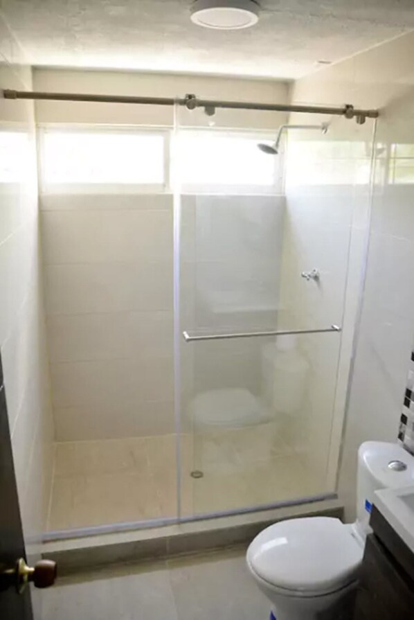 Bathroom shower - Casa Coral (San Andrés)