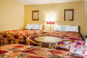 Desk, iron/ironing board, rollaway beds, free WiFi - Relax Inn (Lewisburg)