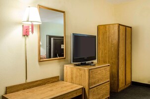 办公桌、熨斗/熨衣板、折叠床/加床（额外收费）、免费 WiFi