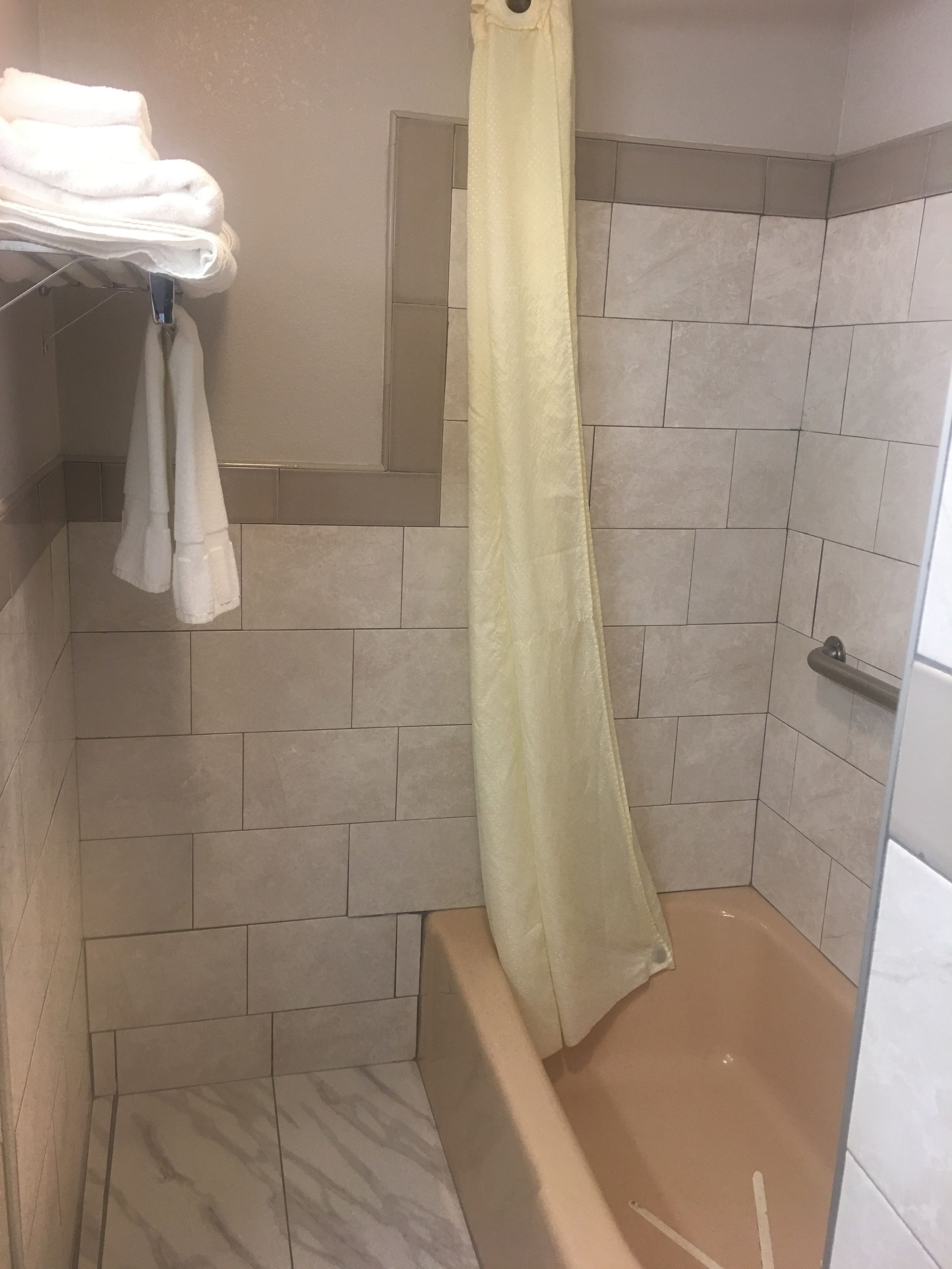 Bañera con ducha, secador de pelo