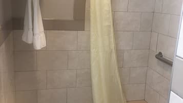 Bañera con ducha, secador de pelo