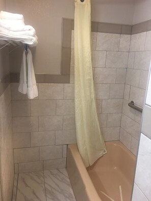 Combined shower/tub, hair dryer - Relax Inn (Lewisburg)
