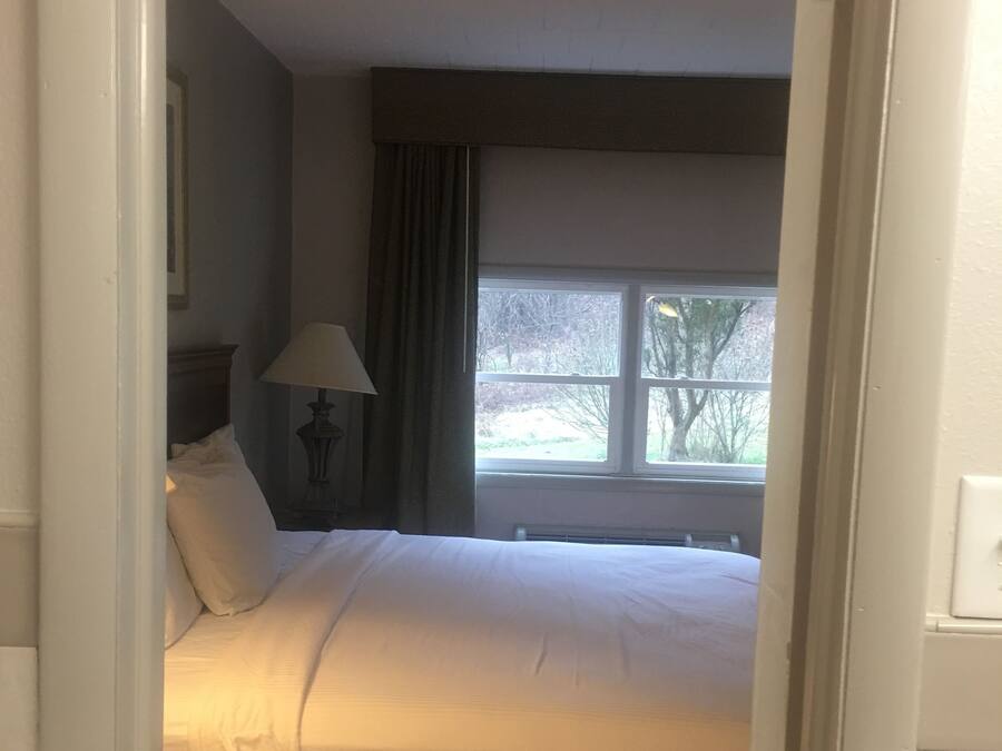 Desk, iron/ironing board, rollaway beds, free WiFi