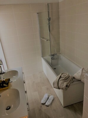 Combined shower/bathtub, free toiletries, hair dryer, bathrobes - Cottage du chateau for 4 people – 90 M²- 2 bedrooms – 2 bathrooms – pool (Azay-le-Rideau)