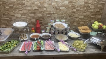 Café da manhã com buffet grátis todos os dias