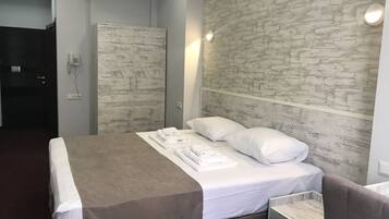 ميني بار ومكتب وستائر تعتيم وتجهيزات عازلة للصوت