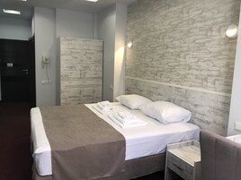 Klassieke kamer, 1 twee- of 2 eenpersoonsbedden, meerdere bedden | Een minibar, een bureau, verduisterende gordijnen, geluiddichte muren