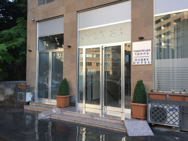 Property entrance - Hobby Hotel (Yerevan)