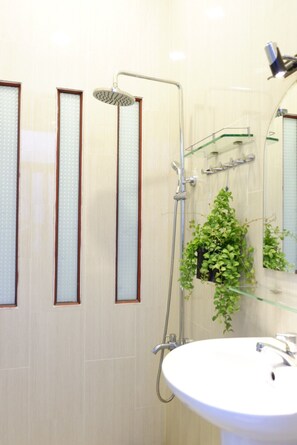 Family Quadruple Room, Balcony | Bathroom - Willhome Hostel (Ho Chi Minh City)