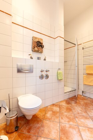 Douche, sèche-cheveux, serviettes fournies