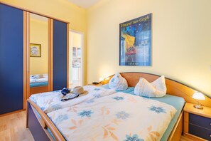 1 slaapkamer, een kluis op de kamer, reisbedje, beddengoed