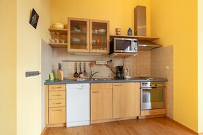 Een koelkast, een oven, een vaatwasser, een kinderstoel