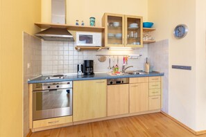 Een koelkast, een oven, een vaatwasser, een kinderstoel
