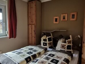 2 Schlafzimmer, Reisekinderbett