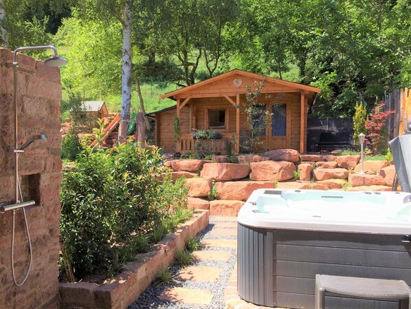 Outdoor spa tub
