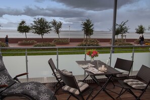 Unclassified image, 4 of 34, button - 145 sea view vacation apartment - 145 sea view apartment right by the sea with south-facing balcony (Wilhelmshaven)