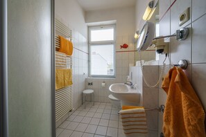 Dusche, Haartrockner, Handtücher