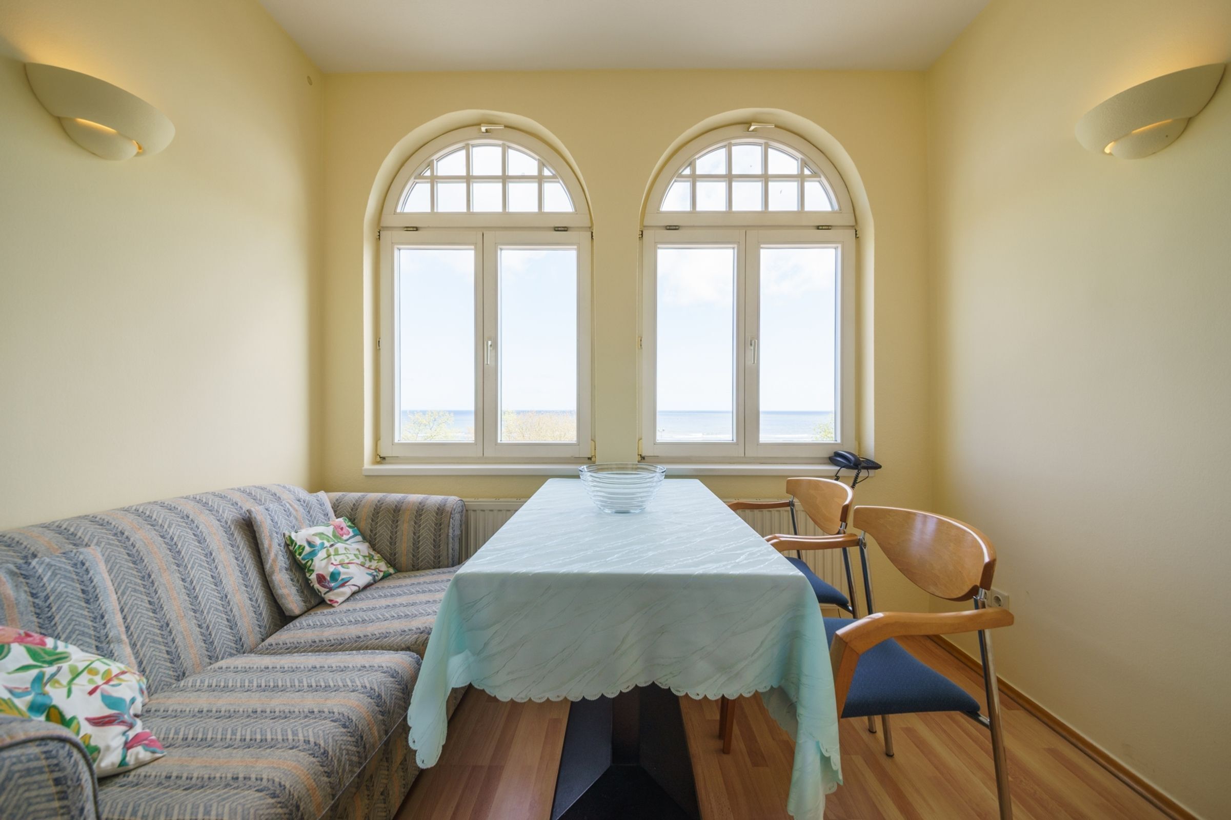 Un espace repas comprenant une table, des chaises et un canapé.