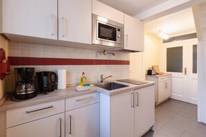 Réfrigérateur, chaise haute