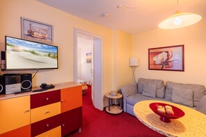 TV - Apartment 02 - House by the sea (Heringsdorf)