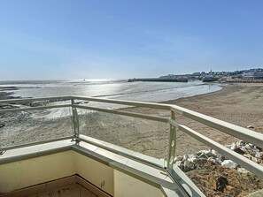 Property grounds - Beautiful beachfront apartment with balcony, parking and modern amenities (Granville)